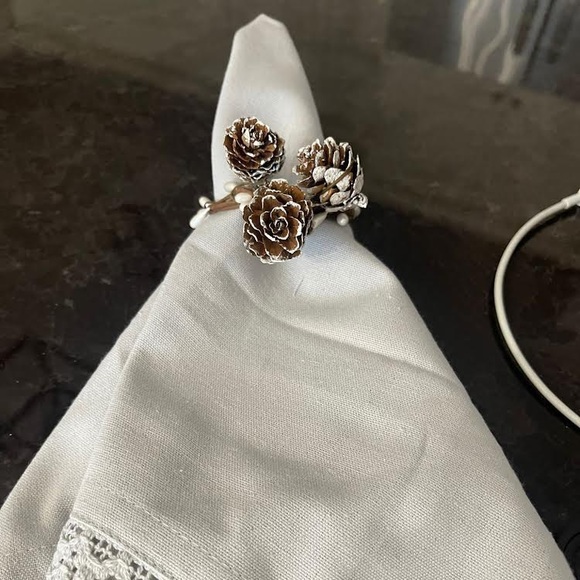 Xmas Napkin Ring Holders With Pinecone - Picture 3 of 4